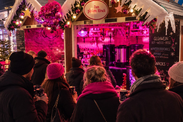 Festlicher Weihnachtsmarkt beim pinken Hirsch ChatGPT web
